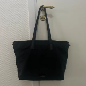 Even&odd väska - Säljer denna väska då den inte kommer till användning längre. Den har inte synliga defekter och ser ut som ny. Pris går att diskuteras!