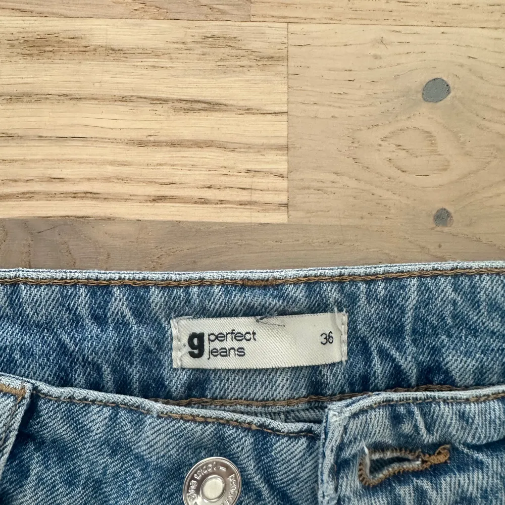 Säljer mina byxor då dom är för små, pris kan diskuteras . Jeans & Byxor.