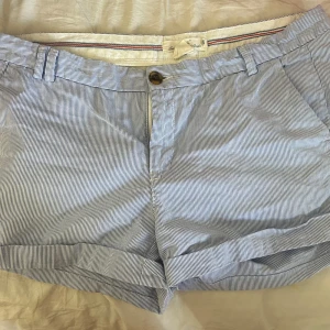 Shorts  - As snygga vit och blå randiga shorts perfekt till sommarn. Använd ett fåtal gånger, skriv för frågor eller fler bilder💗💗