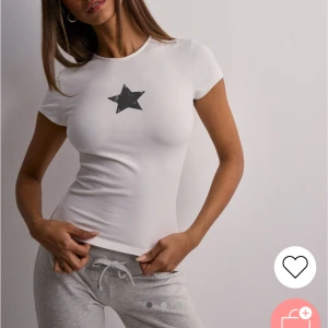 T-shirt - T-shirt från Nelly. Stjärna på bröstet. Stretchigt material. Använd en gång. Ordinarie pris 249. 💋