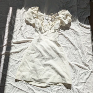 Vit sommar klänning  - Perfekta och söta sommar klänningen nu till sommar !