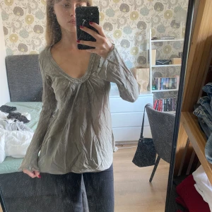 Vintage topp - Köpt på sellpy med utåtsvängda ärmar🤍