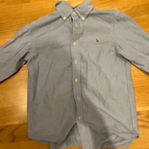 Polo skjorta  - Säljer nu min polo skjorta storlek y12 då den är förliten inte använd mycket alls fick Den i vintras så har inte hunnit använda den 