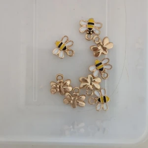 15 kr per par öronhängen - Kolla gärna mina andra annonser för mer information och mer bilder på berlocker man kan välja på