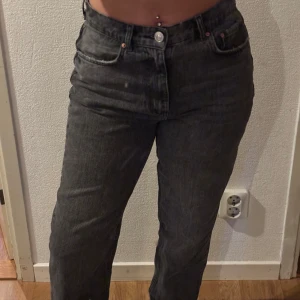 jeans - Säljer dessa gråa jeans från ginatricot, sjukt snygga, sparsamt använda. Grovt jeansmaterial. Nypris ca 5-600. Tror dom är i petite, jag är 163 o de är perfekt längd. 