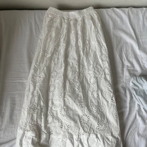 Zara kjol - Lågmidjad zara kjol köpt förra sommaren och använd ca 2 ggr. Bara att skriva om ni vill ha fler bilder eller undrar något om passform💕