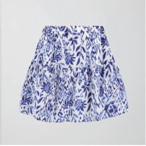 Minikjol med mönster  - Säljer min jätte fina kjol från Gina Tricot! Säljer pga den inte kommer till användning. Har även egna bilder om man är intresserad💕Skriv gärna efter funderingar/frågor💕priset kan diskuteras!!