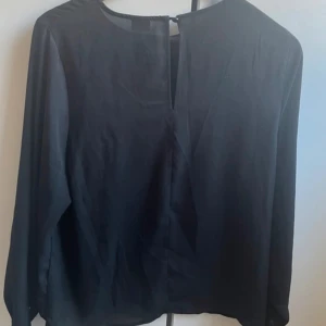 Svart blus - princip i nyskick, knappt använd! Ställ frågor om ni har 