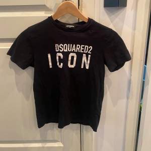 En dsquared t-shirt i stolek 10 år men passar dig som bär xxs då den är lite större i storleken, tröjan ser inte använd ut och är i bra skick, den är köpt ifrån NK 