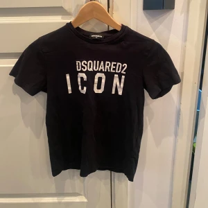 Icon t-shirt  - En dsquared t-shirt i stolek 10 år men passar dig som bär xxs då den är lite större i storleken, tröjan ser inte använd ut och är i bra skick, den är köpt ifrån NK 