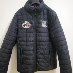 Säljer en Polo jacka - Säljer en polo jacka den är i helt ny skick, jag hade inte sålt den om den fortfarande passar mig