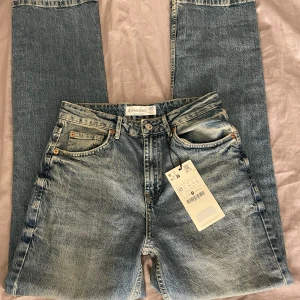 Stradivarius jeans - Superfina jenas från Stradivarius. Dom är köpta på Vinted men dom passade inte. Upplever dom något mindre i storleken.