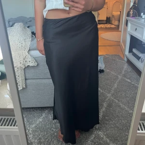 Satinkjol - Så fin satinkjol från lager 157 Väldigt sparsamt använd! Stl s men lite stretch i midjan  80kr+frakt