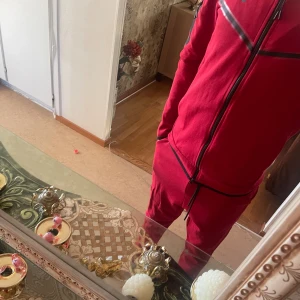 Nike tech tracksuit röd - Den är använd ett fåtal gånger och har inga defekter alls. Storlek M. 