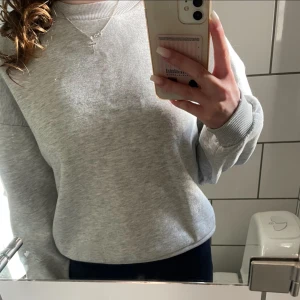 Grå sweatshirt  - Grå sweatshirt från Gina tricot❤️ Ändast använd några få gånger❤️