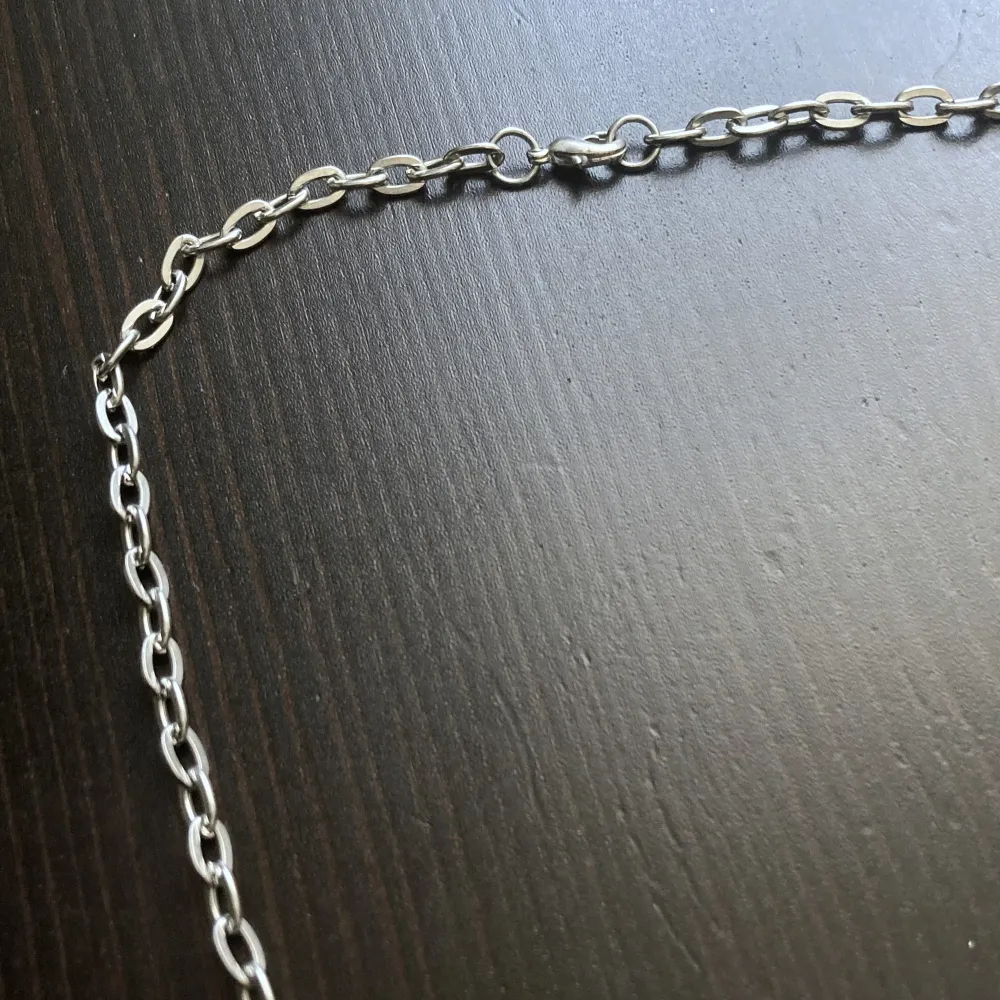 Silverfärgat halsband med plastpärlor. längd: 63 cm.. Accessoarer.