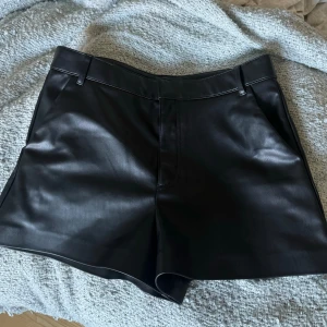 Skinn shorts  - Skinn shorts från Zara💘  Aldrig använda  Storlek S  