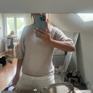 Stickad tröja  - Säljer min tröja då den inte kommer till användning längre, skicket är bra på grund av att den endast är använd ett fåtal gånger