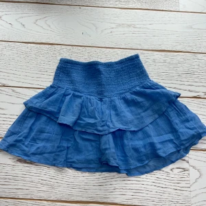 Blå kortkjol ifrån young gina  - Blå barnkjol ifrån young gina  Oanvänd i strl 146/152 Normal i strl Sälj på grund av att den är för liten