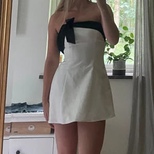 Minidress  - SUPERFIN minidress, enbart använd på julafton. Säljer då jag tror att någon annan har mer användning för den. Ger Blair Waldorf känsla. Går att ha med bandet uppe och nere