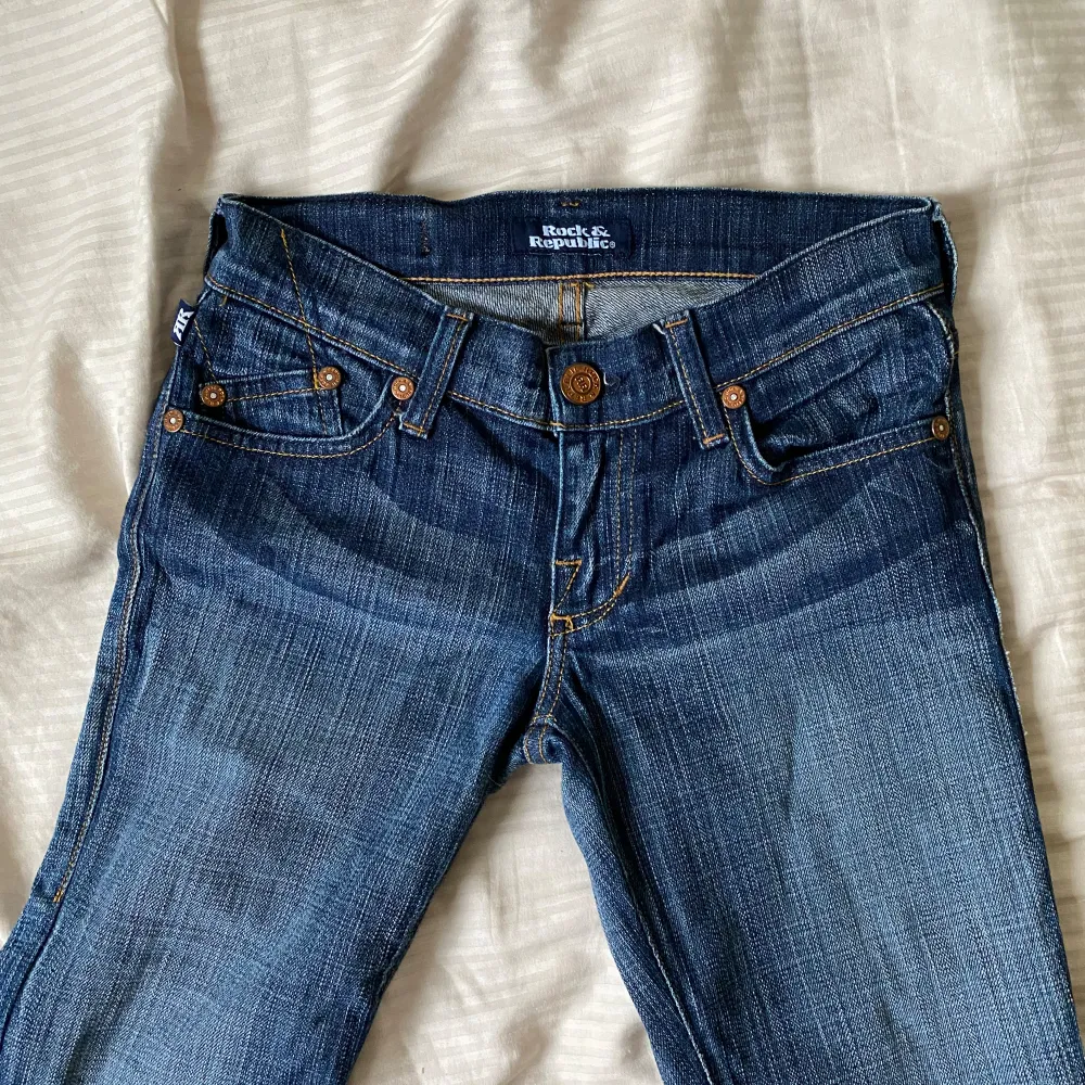 supersnygga low waist bootcut jeans med glitter/stenar på fickorna! stl 28  annonsen ligger ute på både plick och vinted🫶. Jeans & Byxor.