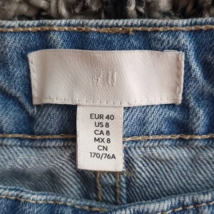 Jeans med slits från H&M.  - Sköna jeans från H&M. Strl 40. Jeansen har slits vid byxornas nederkant