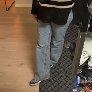 jeans från Zara💕 - Säljer dessa supersnygga jeans köpta på Zara💕De är i gott skick.