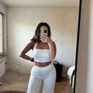 Vit sommar set  - Set från Hanna Sjöbergs kollektion från NA-KD. Använd två gr. Storlek S på linnen och S på byxorna