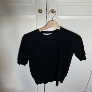 Svart kortärmad stickad tröja - Kortärmad stickad tröja från zara i storlek S, den är superfin och passar till många olika plagg 😍