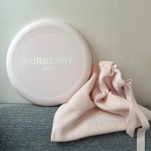 Burberry - Rosa frisbee och resepåse från Burberry. Frisbeen passar fint som inredning eller till uteaktivitet🌸 Nyskick!