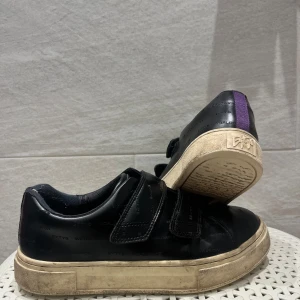 Eytys Doja Kardborre - Säljer Eytys Doja m. Kardborre Sällsynt variant  Storlek: 43  Nypris: 1.900 kr 