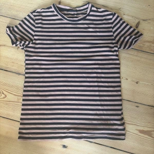 Randig T-shirt - Lite liten i storleken