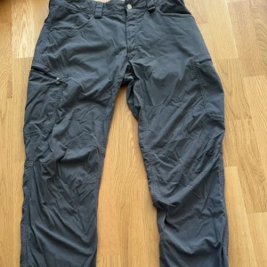 Haglöfs byxor - Tunna haglöfs byxor. Väl använda men inga fel utöver två små hål (se bild 2) Storlek M men sitter mer som S
