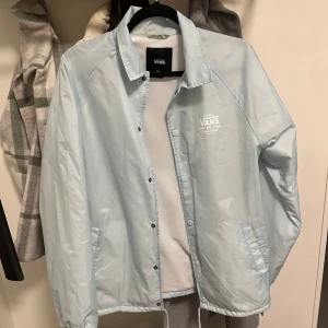 Ljusblå vans jacka  - Jacka storlek S men passar M med