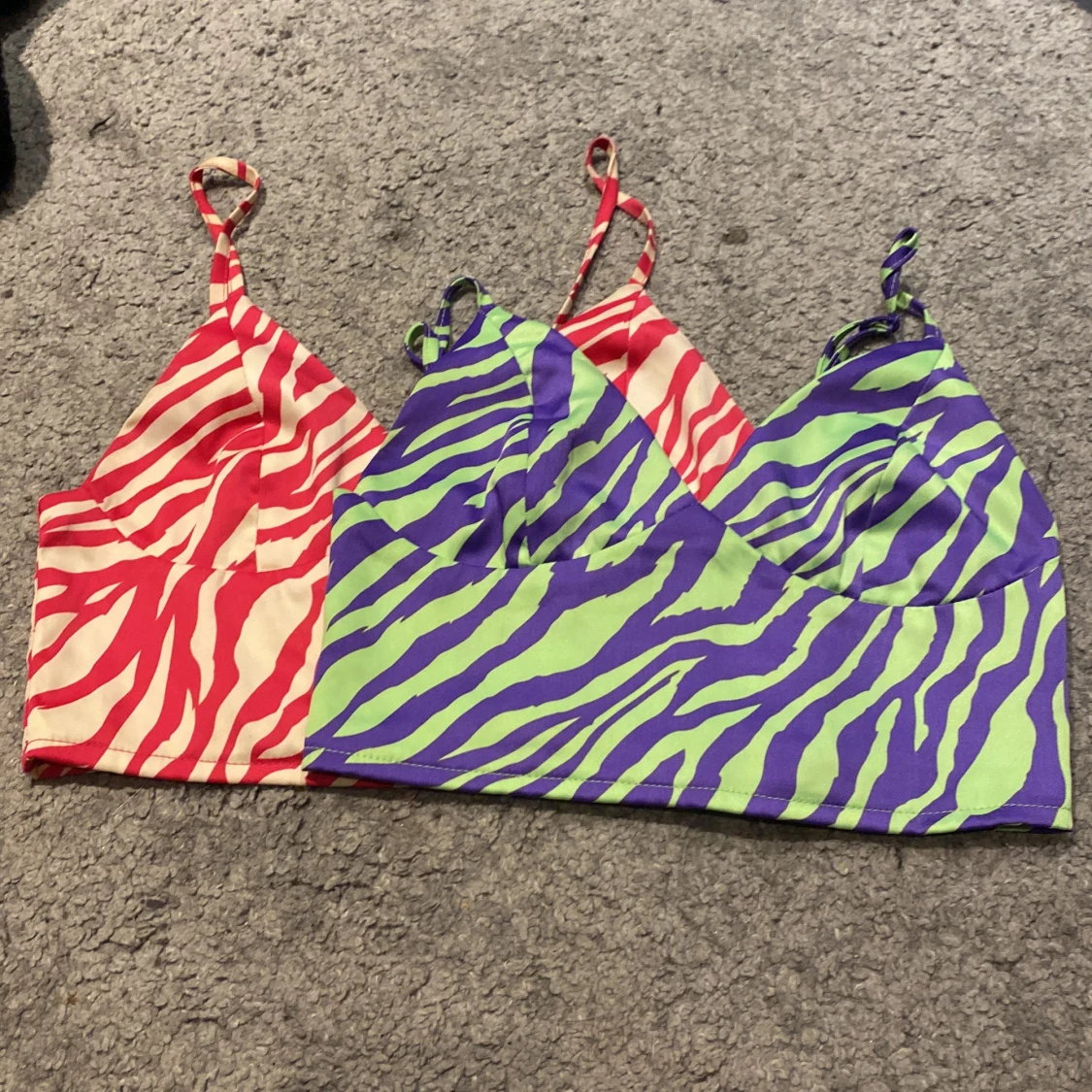 Jag säljer dessa två tröjor för att den inte blir till användning längre.  Jag har använt dem cirka två gånger men jag fasande inte riktigt för dem men hoppas dem blir till användning hos nån annan..💗😊