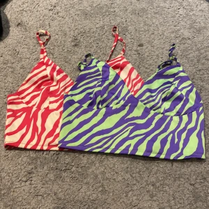 Jag säljer dessa två tröjor för att den inte blir till användning längre.  Jag har använt dem cirka två gånger men jag fasande inte riktigt för dem men hoppas dem blir till användning hos nån annan..💗😊 - Har som sagt använt dem cirka två gånger.  Mörkare råsa och vanilj vit på ena tröjan, lime grön och mörkare lila på den andra. Det är en Magtröja. 