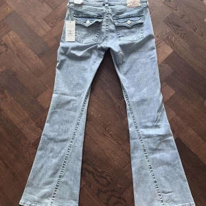 True religion jeans - True religion bootcut i modellen Joey. Köpte dom nyss i USA men dom var tyvärr förstora för mig. Så dom är helt oanvända! Bara testade☺️ midjemått:41cm  Innerbenslängd:84cm  Benöppning:28cm (jag är 170)