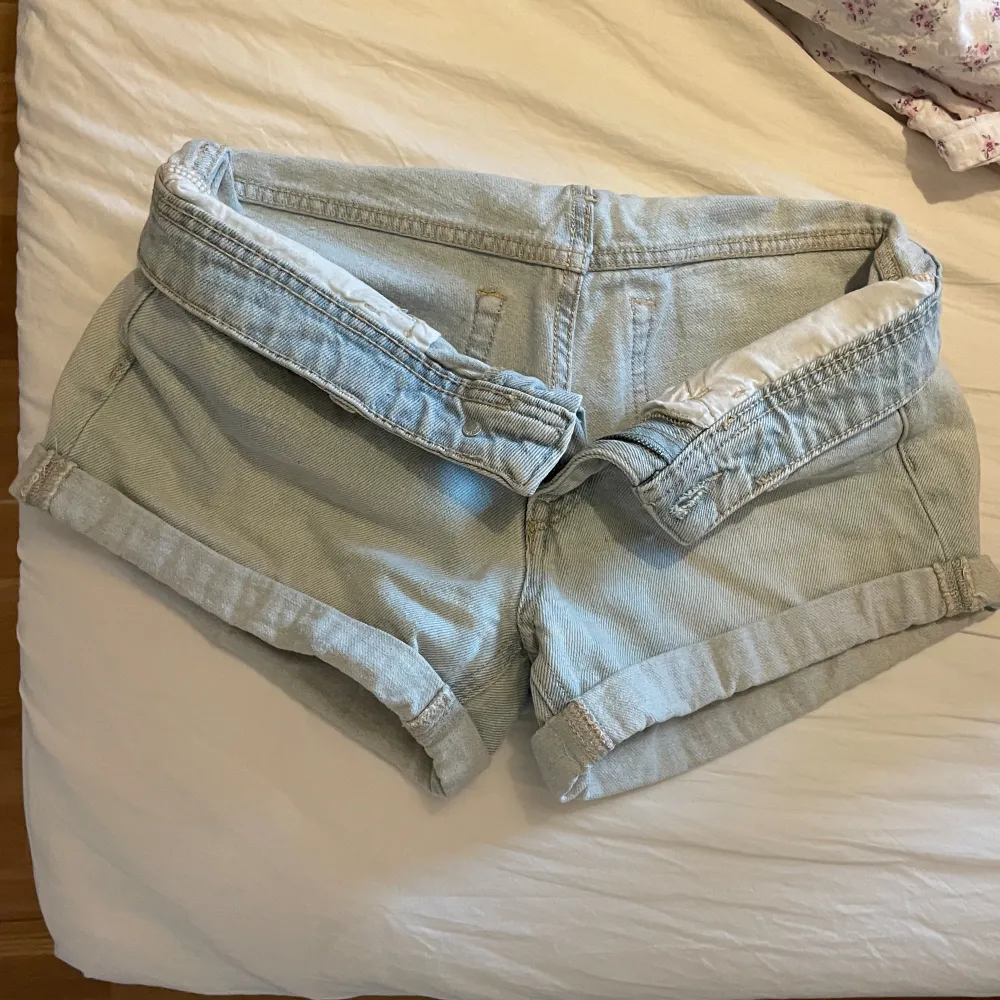 Snygga låga shorts. Använda men finns inga defekter. Skriv vid fler frågor🩷. Shorts.