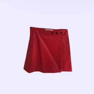 röd skinnkjol 🍒 - jättefin röd skinnkjol från mango. säljer då den är för liten på mig🌹🍓🏎️🍒