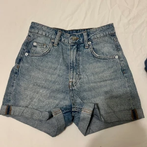 Denim shorts - Storlek 32 100kr + frakt