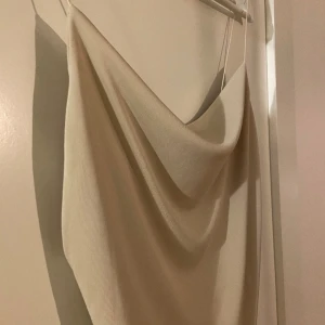 Topp Beige M - Använd, men fint skick. 