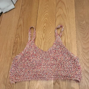 Topp - Cool stickad/virkad topp från Pull & Bear! Använd fåtal gånger och är perfekt nu till sommaren