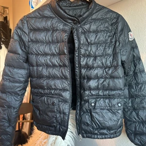 Moncler jacka - Säljer denna jätter fina moncler jackan💗 Dragskedjan fungerar inte men den kan gå att fixa. Anars i bra skick. Den har legat ihop vecklad därför är den skrynklig