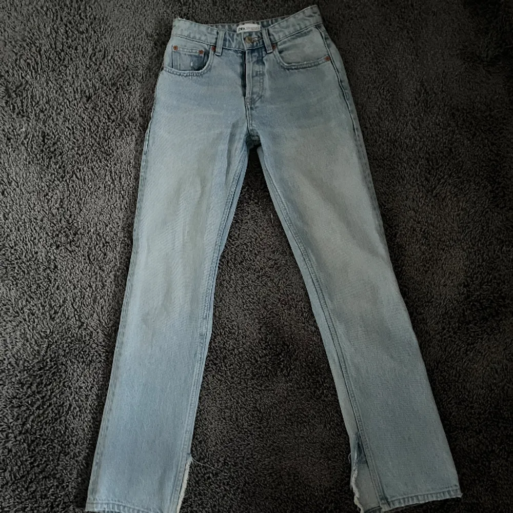 Jättesnygga jeans från zara! Kom tyvärr till användning fåtal gånger pågrund av storlek💞 jättefint skick. Pris kan såklart diskuteras!. Jeans & Byxor.