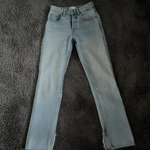 Mid waist jeans  - Jättesnygga jeans från zara! Kom tyvärr till användning fåtal gånger pågrund av storlek💞 jättefint skick. Pris kan såklart diskuteras!