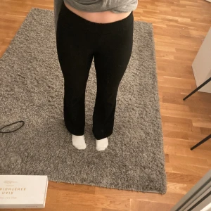 Trendiga utsvängda tajts🫶🏻🫶🏻 - Jättefina utsvängda byxor!! Ser ut som ginatricots fast dom här är ribbade🫶🏻🫶🏻 bra skick💕💕