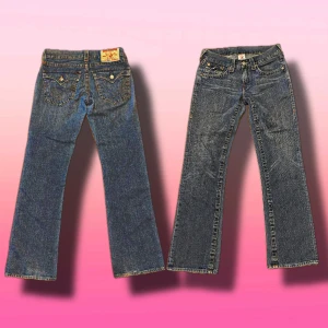 True Religion Bootcut Jeans - (Fd. Pris 799, nytt pris 499) Ett par eftertraktade True Religion Jeans i en Bootcut modell med baggy fit. Byxorna är i storlek 29 och perfekt skick. Skriv om ni har några frågor ☺️