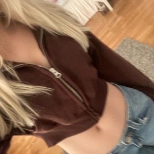 Söt ziphoodie💕💕 - Jättefin ziphoodie från hm! Skejt då den ej används längre!! Mycket bra skick!!💕💕