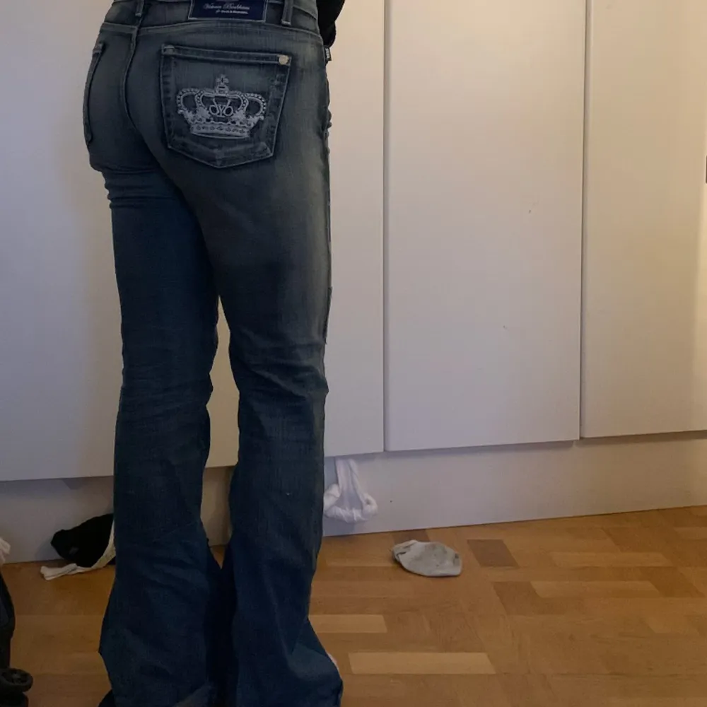 så fina lågmidjade bootcut victoria beckham jeans. Köpta här på plick men säljer eftersom de var lite lösa i midjan. Jag är 165💗midjemåttet är 40cm. högsta bud just nu: 800kr. Jeans & Byxor.