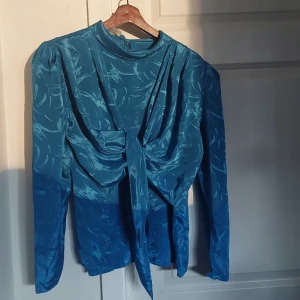 Vintage blus - Super fint till vår och sommaren! Änvänt bara en gång (har blivit kemtvättad) och sittar på en galge för en ny ägare 🥰 för mer bilder eller fler frågor, skriv 💞 